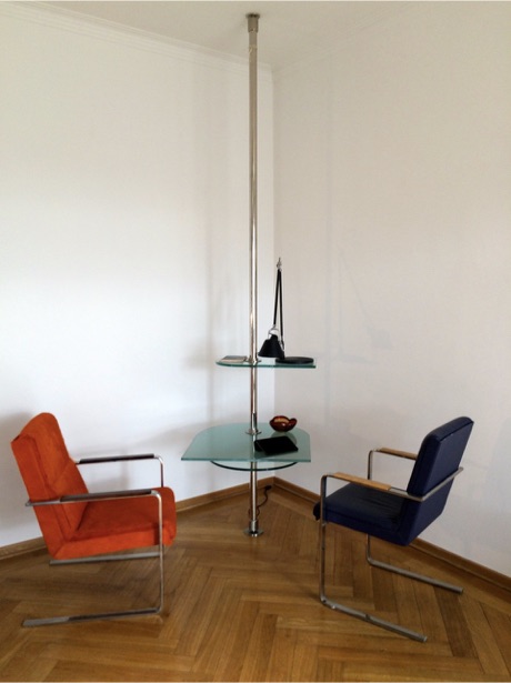 Freistehender Tisch, mit drehbaren Glasplatten